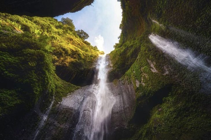 Air Terjun Madakaripura di Probolinggo, Jawa Timur, menawarkan pemandangan spektakuler dengan air yang jatuh dari ketinggian 200 meter, menciptakan kabut lembut yang mempesona