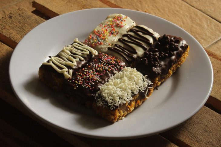 Nugget pisang renyah di luar, lembut di dalam, dengan topping cokelat dan keju yang menggoda