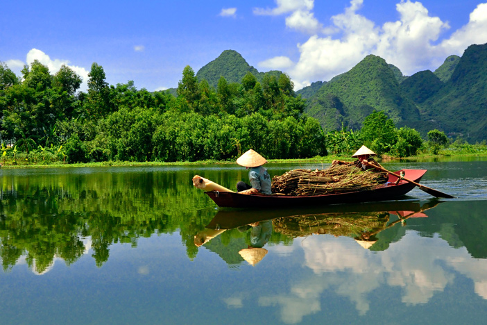 Traditional Mekong Delta floating market in full swing after rain 