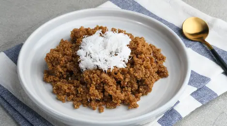 Semangkuk tiwul manis dengan kelapa parut dan gula merah, camilan tradisional yang mengenyangkan