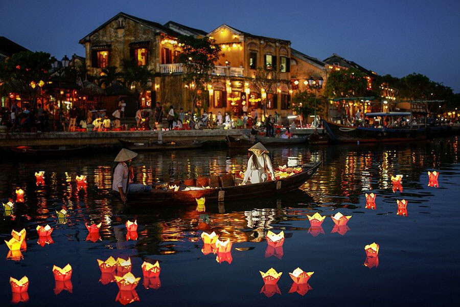 Traditional tailor shops in Hoi An’s ancient streets 