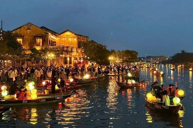 Colorful lanterns in Hoi An’s night market 