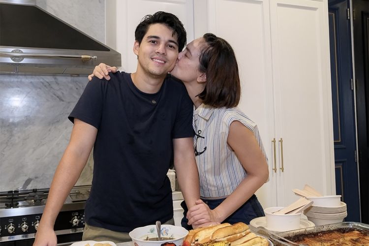 Luna Maya Tampil Fresh