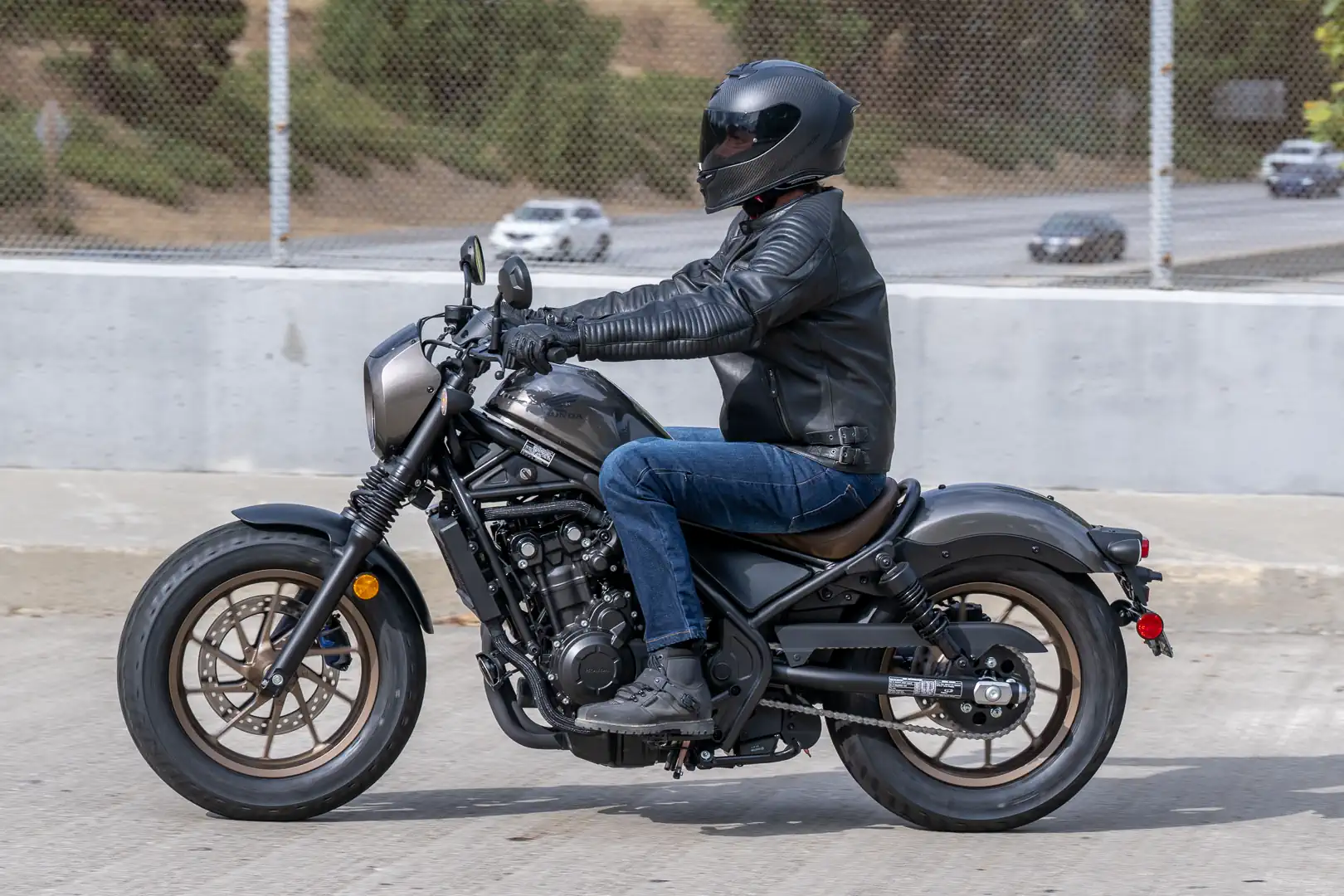 Desain Bobber Minimalis yang Ikonik