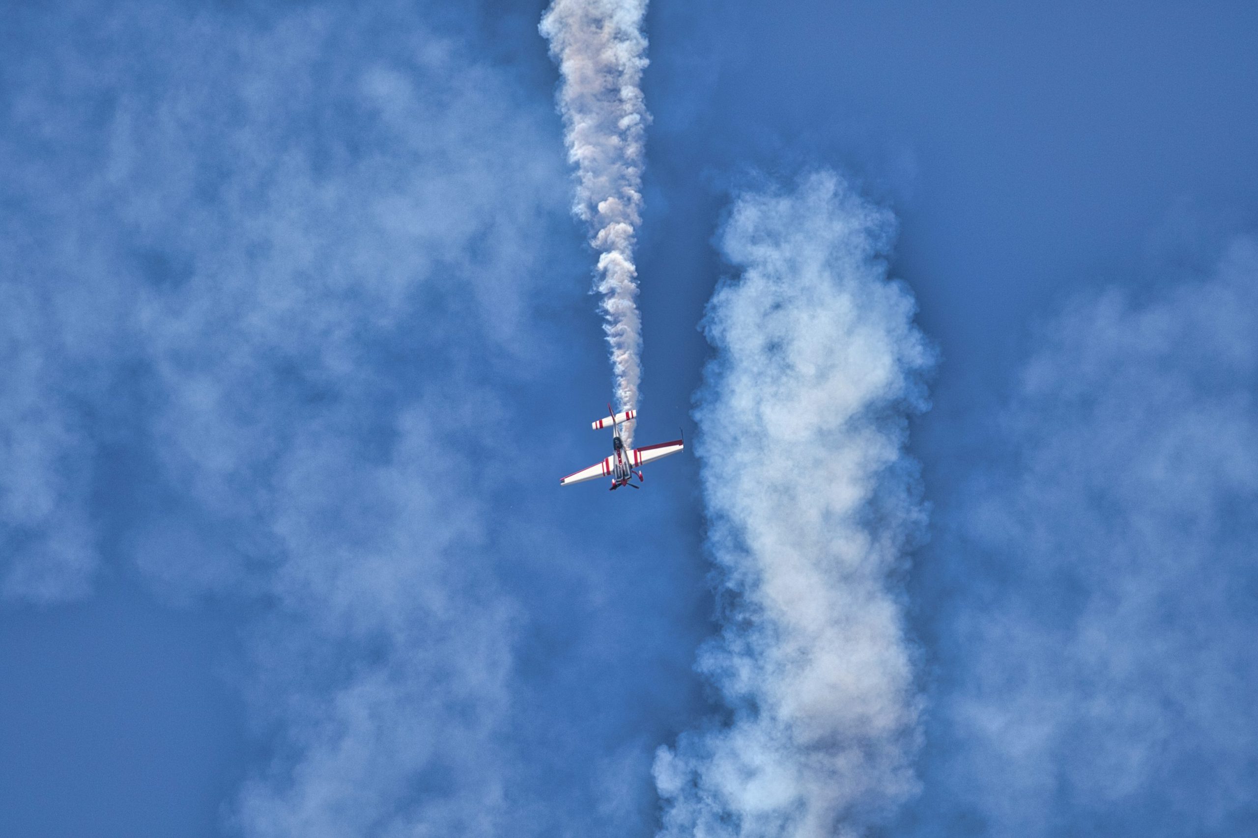 Mekanisme di Balik Jejak Putih yang Ikonik aerobatic plane smoke