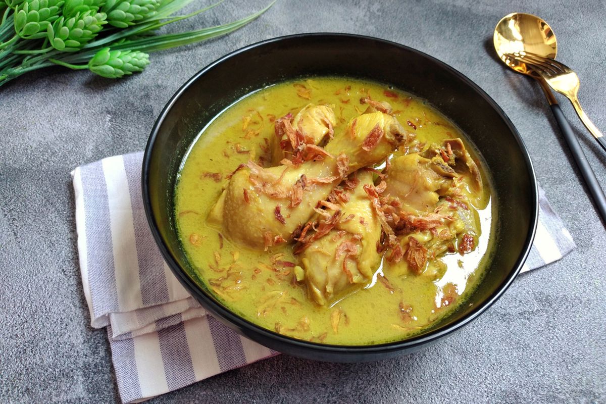 Kenapa Opor Ayam Kampung Selalu Jadi Favorit