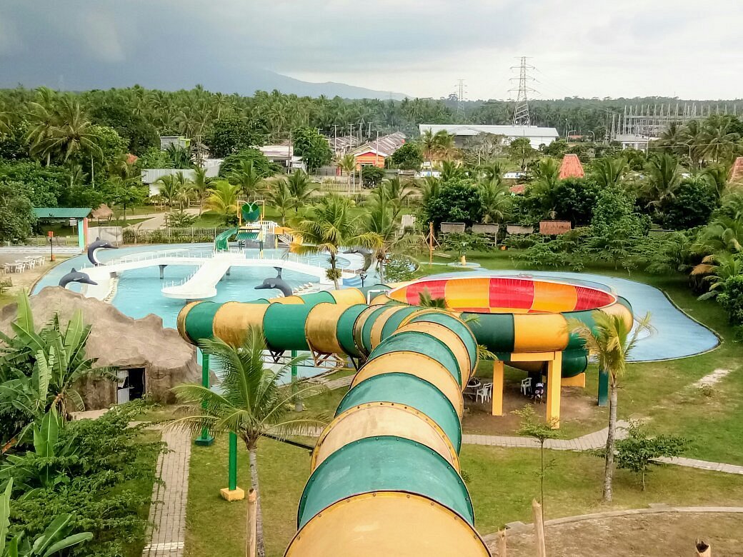 Suasana Tropis Coconut Island Carita yang Jadi Daya Tarik Utama