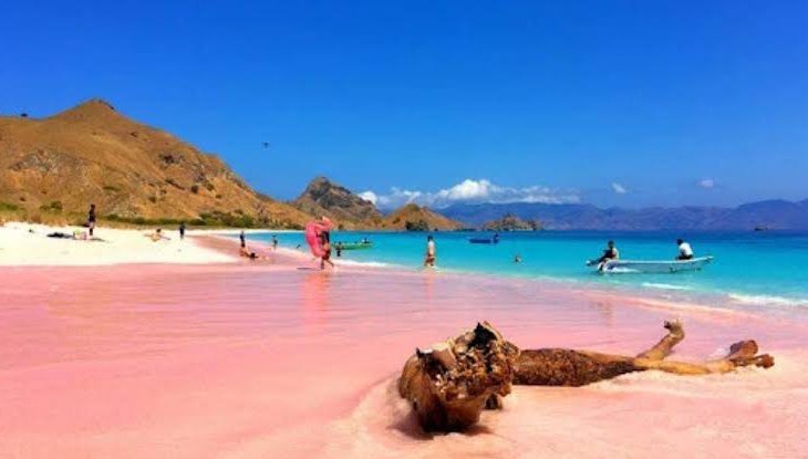 Pantai Tiga Warna