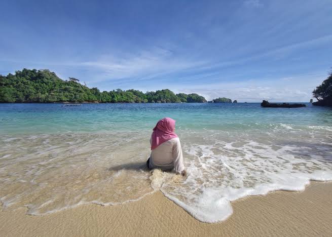 Pantai Tiga Warna